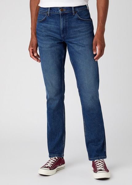 WRANGLER MĘSKIE SPODNIE JEANSOWE WRANGLER GREENSBORO BLUE ARCADE W15QYL31Q 112145844. Niebieskie spodnie materiałowe męskie Wrangler, bez wzorów, z jeansu. Za 229.99 zł.