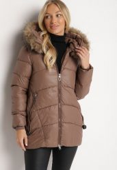 Brązowa Pikowana Kurtka Ozdobiona Futerkiem przy Kapturze Therinna. Brązowe kurtki damskie Born2be, xl, bez wzorów, z jeansu. Za 149.99 zł.