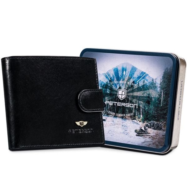 Czarny, duży portfel męski wykonany ze skóry naturalnej i zamykany na zatrzask - Peterson. Czarne portfele męskie Peterson, bez wzorów, ze skóry. Za 129.99 zł.