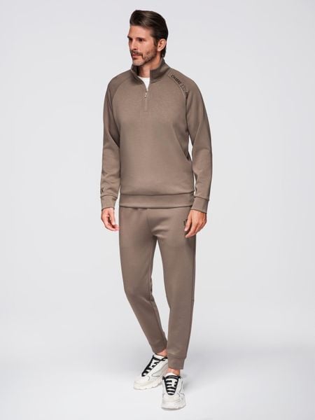 Komplet dresowy męski set bluza ze stójką + spodnie joggery - szarobrązowy V3 - Rozmiar: M. Szare bluzy sportowe męskie Ombre Clothing, bez wzorów, z dresówki, sportowe, bez kołnierzyka, bez ramiączek. W wyprzedaży za 244.99 zł.