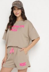 Ciemnobeżowy Komplet Oversize z Wiskozą T-shirt i Szorty z Nadrukiem Liravella. Brązowe szorty damskie Born2be, bez wzorów, z wiskozy, eleganckie. Za 169.99 zł.