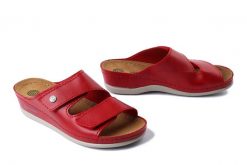 DR. BRINKMANN 700743-04 rot, klapki damskie. Czerwone klapki damskie Dr. Brinkmann, bez wzorów, ze skóry, bez obcasa, na koturnie. Za 239.90 zł.