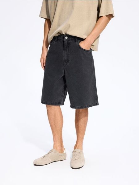 Jeansowe szorty baggy - czarny. Czarne szorty męskie Reserved, z denimu, bez kołnierzyka. Za 139.99 zł.