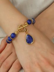 L'Atelier de Gaia Pozłacana bransoletka z lapis lazuli i szafirem rozmiar: onesize. Niebieskie bransoletki damskie L'Atelier de Gaia, pozłacane. Za 63.45 zł.