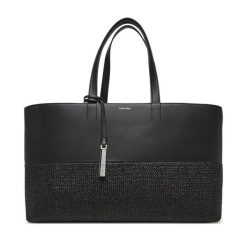 Torebka Calvin Klein. Czarne torebki klasyczne damskie CALVIN KLEIN, bez wzorów, bez dodatków. Za 419.99 zł.