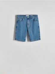 Jeansowe szorty regular - niebieski. Niebieskie szorty męskie Reserved, z denimu, bez kołnierzyka. Za 119.99 zł.