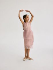 Sukienka z falbanami - brudny róż. Czerwone sukienki dziewczęce Reserved, bez wzorów, z tkaniny, bez ramiączek. W wyprzedaży za 69.99 zł.