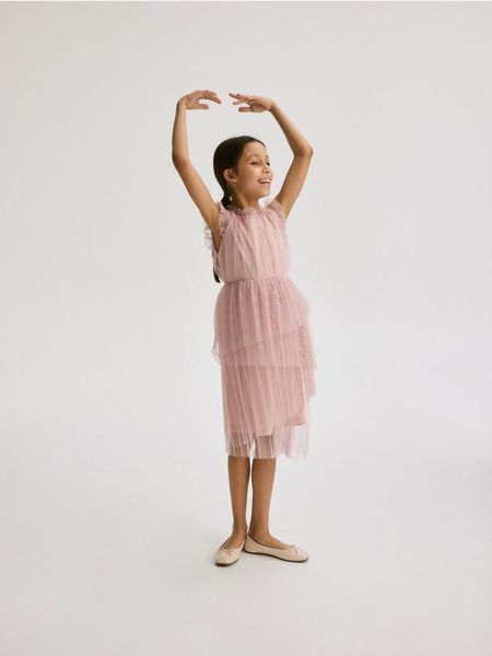 Sukienka z falbanami - brudny róż. Czerwone sukienki dziewczęce Reserved, bez wzorów, z tkaniny, bez ramiączek. W wyprzedaży za 69.99 zł.