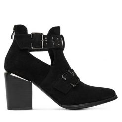 Botki DeeZee. Czarne botki damskie DeeZee, bez obcasa, na słupku, bez zapięcia. Za 179.99 zł.