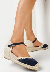 Granatowe Sandały na Plecionej Koturnie Septi. Niebieskie sandały damskie Born2be, bez wzorów, bez obcasa, na koturnie. Za 79.99 zł.