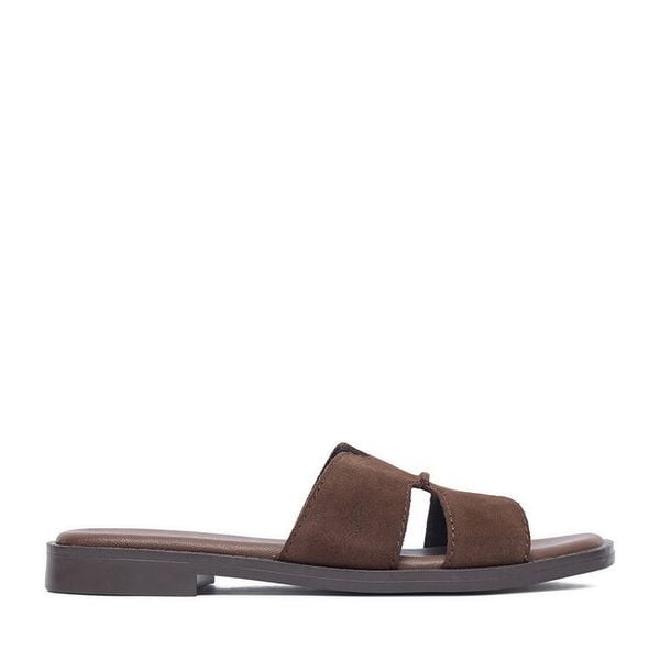 Klapki Lasocki. Brązowe klapki damskie Lasocki, bez wzorów, bez obcasa. Za 139.99 zł.