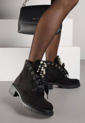 Czarne Botki z Imitacji Zamszu z Ozdobnymi Sznurówkami Perłami i Cyrkoniami Jovilda. Czarne botki damskie Renee, z jeansu, rockowe, bez obcasa, na obcasie, bez zapięcia. Za 159.99 zł.