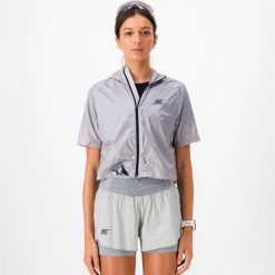 Kurtka przeciwwiatrowa krótka Damska Bieganie VENTIL WINDBREAKER. Szare kurtki damskie BODYCROSS, na zimę, l, bez wzorów, z materiału, bez kaptura. Za 490.99 zł.