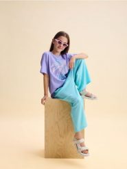 T-shirt z nadrukiem - lawendowy. Fioletowe koszulki dziewczęce Reserved, bez wzorów, z bawełny, bez ramiączek. W wyprzedaży za 29.99 zł.