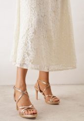 Szampańskie Eleganckie Sandały VICES na Szpilce z Przeplatanymi Paskami Adreviana. Żółte sandały damskie Born2be, bez wzorów, z satyny, bez obcasa, na obcasie. Za 119.99 zł.
