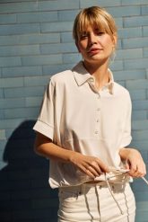 Bluza z kołnierzykiem i krótkimi rękawami beżowa. Brązowe bluzy bez kaptura damskie MOODO, l, z bawełny. Za 99.99 zł.