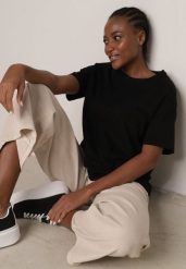 Czarny T-shirt z Bawełny Typu Oversize Nedika. Czarne t-shirty damskie Born2be, m, bez wzorów, z bawełny, bez kołnierzyka. Za 39.99 zł.