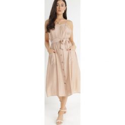 Beżowa Sukienka Sharthe. Brązowe sukienki damskie Born2be, l, bez wzorów, z tkaniny, bez kołnierzyka, bez ramiączek, midi. W wyprzedaży za 71.99 zł.