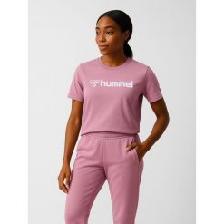 Koszulka damska Hummel Mover. Fioletowe bluzki damskie HUMMEL, bez kołnierzyka, bez ramiączek. Za 125.50 zł.