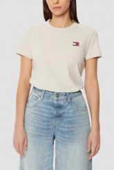 TOMMY JEANS Beżowy damski t-shirt z małym logo. Brązowe t-shirty damskie Tommy Jeans, s, bez wzorów, z jeansu, bez kołnierzyka. W wyprzedaży za 143.99 zł.