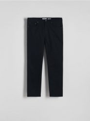 Bawełniane spodnie slim fit - czarny. Czarne spodnie materiałowe męskie Reserved, bez wzorów, z bawełny. W wyprzedaży za 89.99 zł.