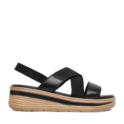 Sandały Lasocki. Czarne sandały damskie Lasocki, bez wzorów, bez obcasa, na koturnie. Za 179.99 zł.