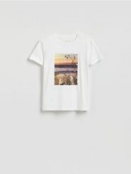 T-shirt z połyskującym nadrukiem - biały. Białe t-shirty damskie Reserved, l, bez wzorów, z bawełny, bez kołnierzyka. Za 49.99 zł.