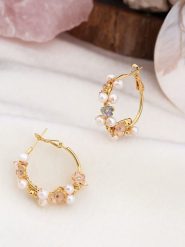 Pierres de Jade Pozłacane kolczyki-kreole z perłami i cyrkoniami rozmiar: onesize. Białe kolczyki damskie Pierres de Jade, z cyrkonią, pozłacane. Za 60.99 zł.