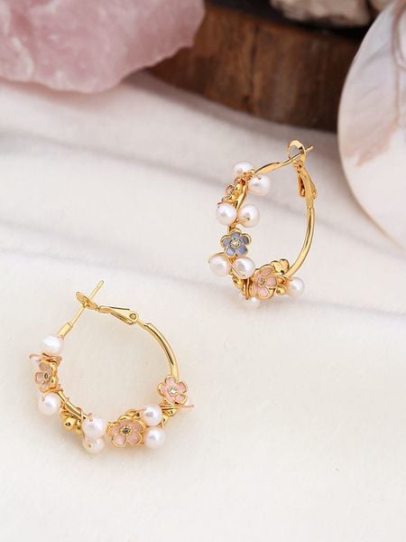 Pierres de Jade Pozłacane kolczyki-kreole z perłami i cyrkoniami rozmiar: onesize. Białe kolczyki damskie Pierres de Jade, z cyrkonią, pozłacane. Za 60.99 zł.