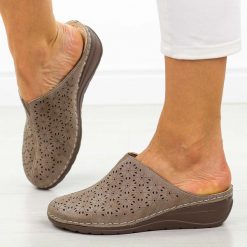 Khaki klapki damskie na koturnie Potocki 24301. Brązowe klapki damskie POTOCKI, bez wzorów, z jeansu, bez obcasa, na koturnie. Za 129.00 zł.