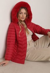 Czerwona Pikowana Kurtka Przejściowa z Kapturem i Ściągaczami po Bokach Fezika. Czerwone kurtki damskie Born2be, l, bez wzorów, z jeansu, z kapturem. Za 159.99 zł.