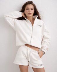 Damska bluza rozpinana, wysoki kołnierz bawełniana mieszanka Script złamana biel. Białe bluzy bez kaptura damskie Aim'n, m, z bawełny. Za 381.00 zł.