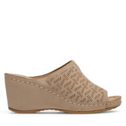 Klapki Clara Barson. Brązowe klapki damskie Clara Barson, bez wzorów, bez obcasa. Za 53.99 zł.