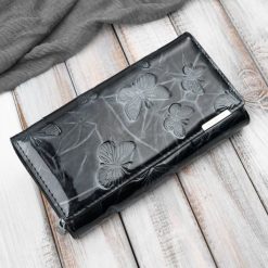 Portfel damski skórzany lakierowany ze wzorem w motyle czarny SP-19-BL. Czarne portfele damskie bez wzorów, z lakierowanej skóry. Za 99.99 zł.