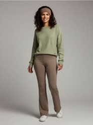 Sweter w strukturalny wzór z wiskozą - zielony. Zielone swetry klasyczne damskie Sinsay, l, z wiskozy, bez kołnierzyka. Za 39.99 zł.