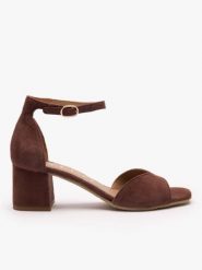 Ciemnobrązowe sandały na słupku. Brązowe sandały damskie Ryłko, bez wzorów, ze skóry, bez obcasa, na obcasie. Za 399.99 zł.