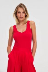Prążkowany top czerwony. Czerwone topy damskie MOODO, l, bez wzorów, z bawełny, bez kołnierzyka. Za 34.99 zł.