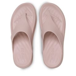 Japonki Crocs. Czerwone klapki damskie Crocs, bez wzorów, bez obcasa. Za 179.99 zł.