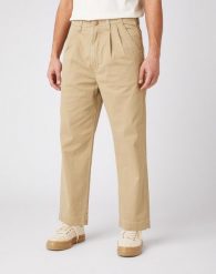 MĘSKIE SPODNIE MATERIAŁOWE WRANGLER CASEY PLEATED CHINO SADDLE W15L50327 112141177. Spodnie materiałowe męskie Wrangler, bez wzorów, z materiału. Za 199.99 zł.