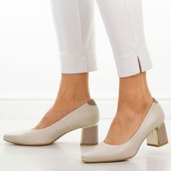 Beżowe Rx skórzane Polskie czółenka damskie Suzana 4502. Brązowe czółenka damskie Suzana, bez wzorów, ze skóry, bez obcasa, na słupku. Za 439.00 zł.