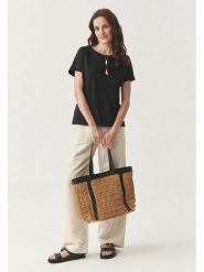 TATUUM Koszulka w kolorze czarnym rozmiar: M. Czarne bluzki damskie Tatuum, m, bez wzorów, z bawełny, bez kołnierzyka, bez ramiączek. Za 108.74 zł.