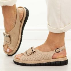 Beżowe skórzane sandały damskie T.Sokolski 475. Brązowe sandały damskie Sokolski, z aplikacjami, z jeansu, bez obcasa, na platformie. Za 219.00 zł.