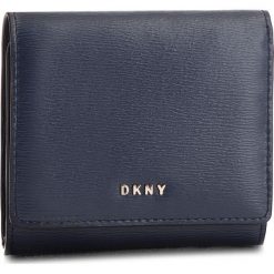 Mały Portfel Damski DKNY - Bryant Trifld Wallet R7413100 Navy NVY. Niebieskie portfele damskie DKNY, bez wzorów, ze skóry. W wyprzedaży za 279.00 zł.