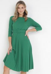 Zielona Sukienka Plisowana z Paskiem Gonge. Zielone sukienki damskie Born2be, na co dzień, bez wzorów, eleganckie, bez kołnierzyka, bez ramiączek, midi, dopasowane. W wyprzedaży za 103.99 zł.