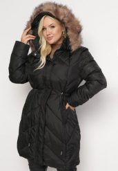 Czarna Pikowana Kurtka przed Kolano ze Ściągaczem i Kapturem z Futerkiem Lemeki. Czarne kurtki damskie Born2be, xl, bez wzorów. Za 349.99 zł.