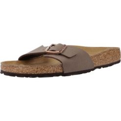 Klapki damskie Birkenstock 040093. Brązowe klapki damskie Birkenstock, bez wzorów, z materiału, bez obcasa. Za 380.66 zł.