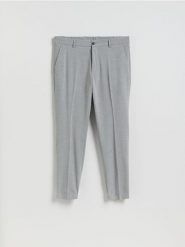 Spodnie garniturowe comfort fit - jasnoszary. Szare spodnie wizytowe męskie Reserved, z tkaniny. Za 149.99 zł.