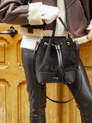 Victor & Hugo Paris Skórzana torebka "Livy" w kolorze czarnym - 21,5 x 27 x 15 cm rozmiar: onesize. Czarne torebki klasyczne damskie Victor & Hugo Paris, bez wzorów, z materiału, bez dodatków. Za 260.99 zł.