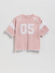 T-shirt z koronkowym zdobieniem - różowy. Czerwone koszulki dziewczęce Reserved, z aplikacjami, z bawełny, bez ramiączek. Za 45.99 zł.