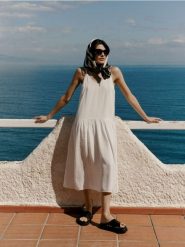 Sukienka z modalem - biały. Białe sukienki damskie Reserved, na co dzień, l, bez wzorów, z tkaniny, bez kołnierzyka, bez ramiączek, proste. W wyprzedaży za 99.99 zł.